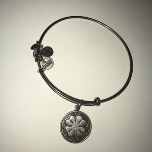 Clover bracelet